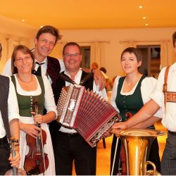 2012-09-22 01 Hochzeit Sarah+Thomas 09 Besetzung an diesem Tag