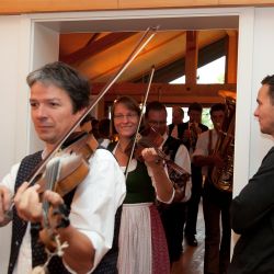 2012-09-22 08 Hochzeit Sarah+Thomas 02 Mit Musik zum Speise- und Tanzsaal